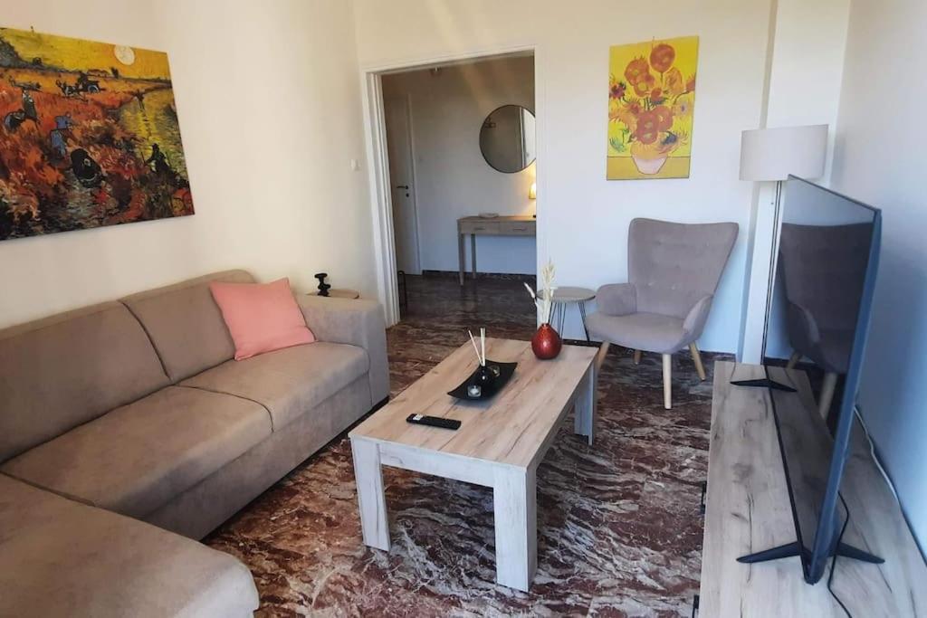 Comfort Apartment In The City Каламата Экстерьер фото